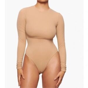 NWT SKIMS FITS EVERYBODY LONG SLEEVE CREW NECK BODYSUIT  Ochre  Size 3x